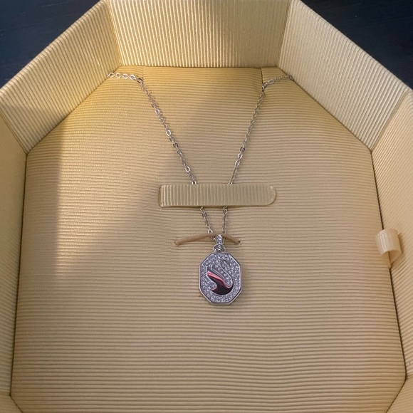New Swarovski Signum Pendant Swan - Picture 2 of 3